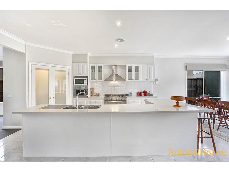 46 Mountainview Boulevard, Cranbourne North VIC 3977