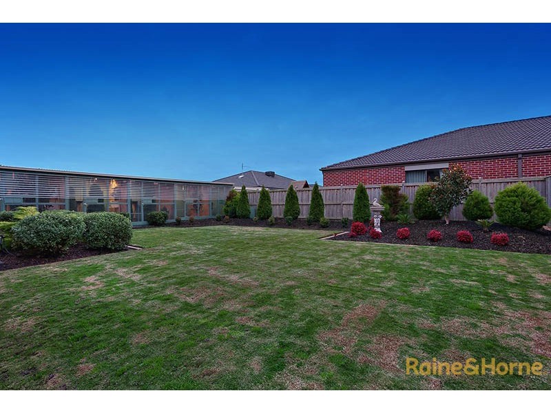 46 Mountainview Boulevard, Cranbourne North VIC 3977