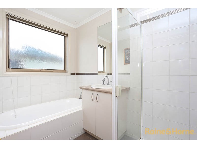 32 Amhurst Drive, Narre Warren South VIC 3805