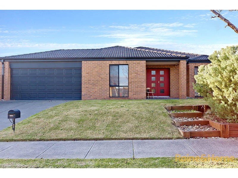 32 Sussex Avenue, Cranbourne North VIC 3977