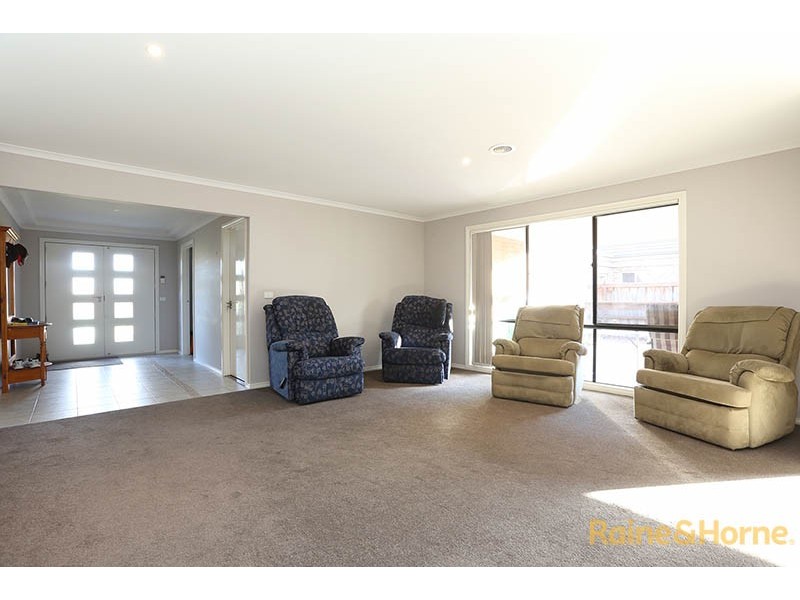 32 Sussex Avenue, Cranbourne North VIC 3977