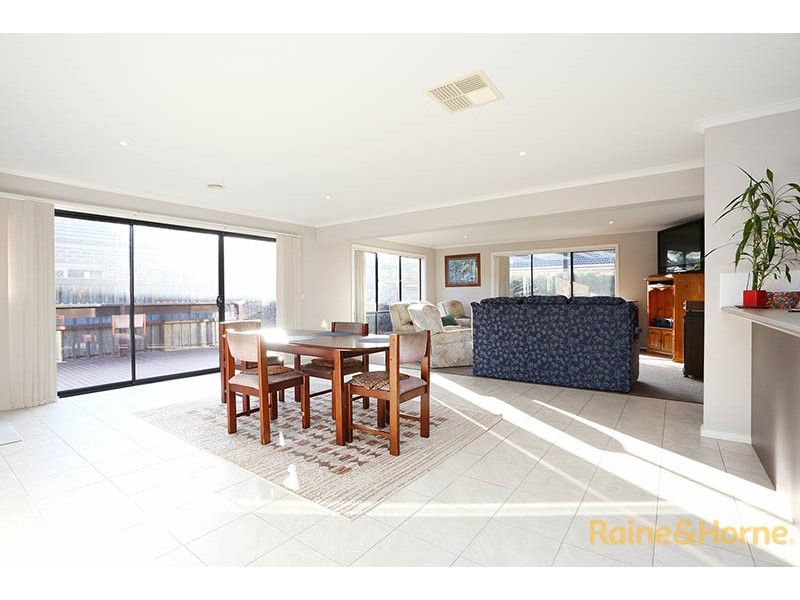 32 Sussex Avenue, Cranbourne North VIC 3977