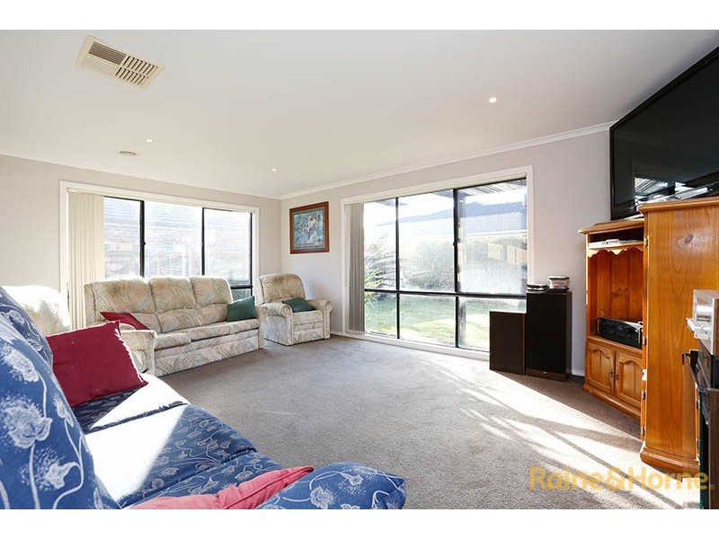 32 Sussex Avenue, Cranbourne North VIC 3977