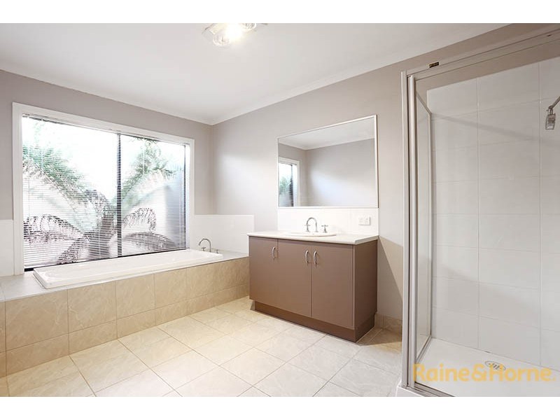 32 Sussex Avenue, Cranbourne North VIC 3977