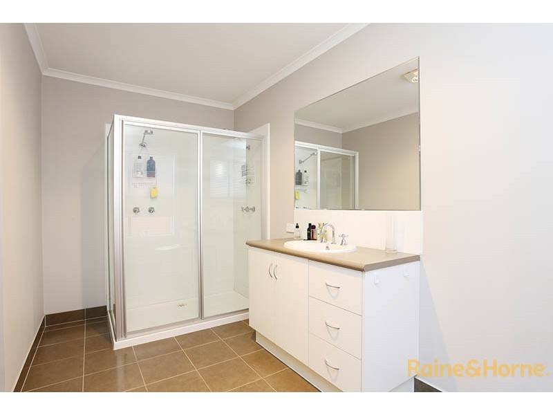 32 Sussex Avenue, Cranbourne North VIC 3977