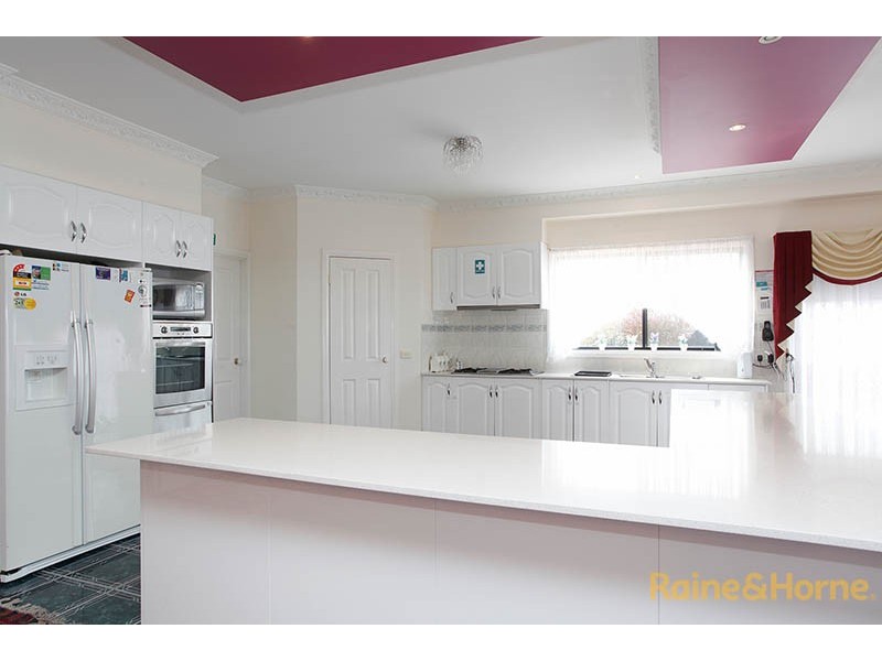 18 Abbey Road, Narre Warren South VIC 3805