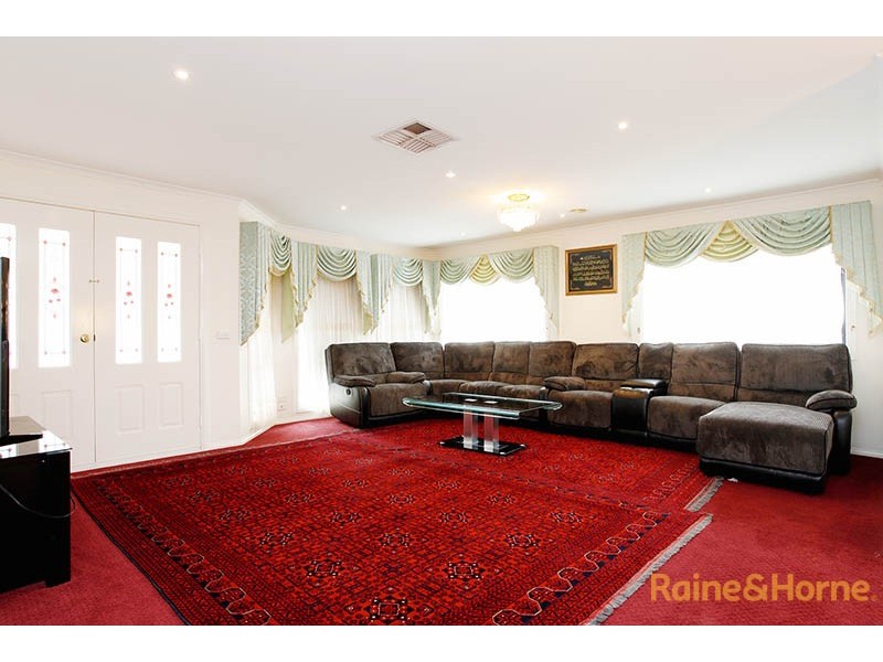 18 Abbey Road, Narre Warren South VIC 3805