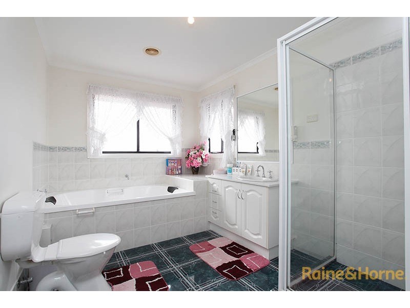 18 Abbey Road, Narre Warren South VIC 3805