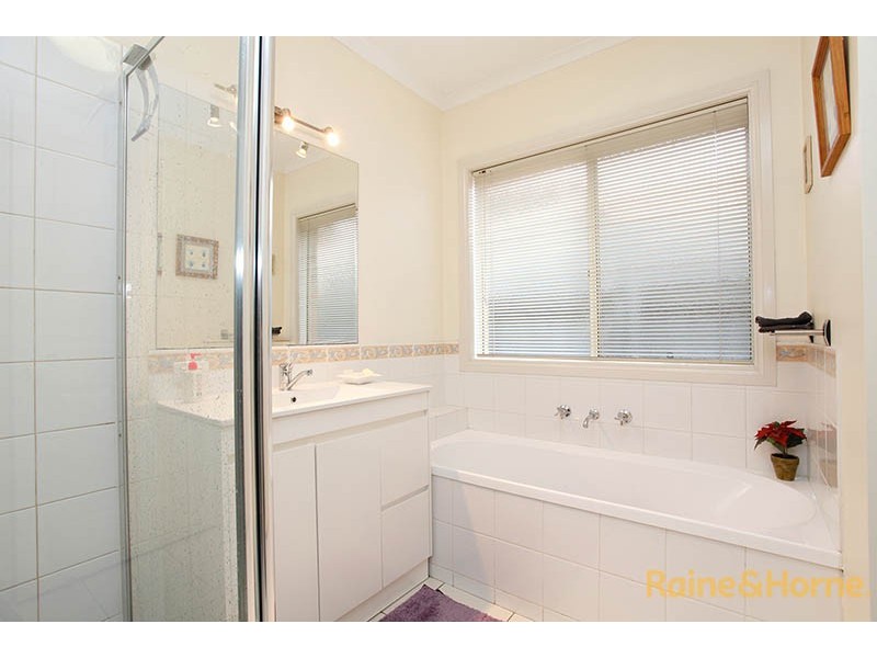 10 Bewley Way, Berwick VIC 3806