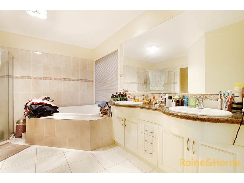 11 Tenterfield Drive, Narre Warren South VIC 3805