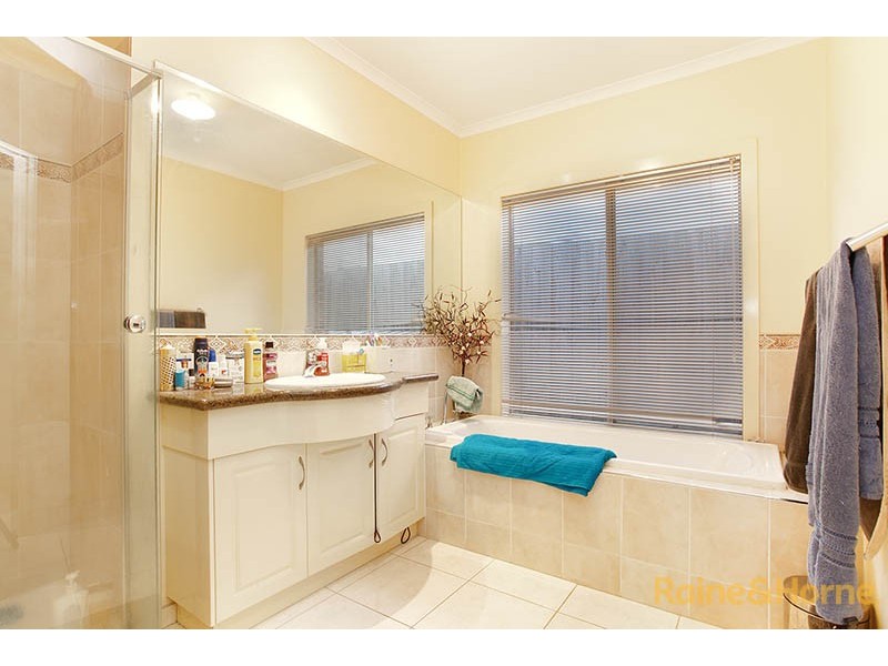 11 Tenterfield Drive, Narre Warren South VIC 3805