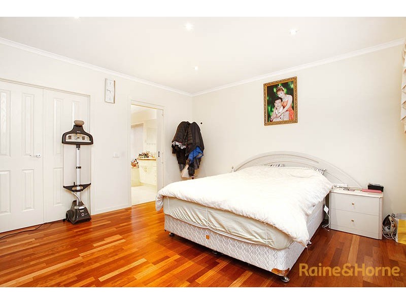 11 Tenterfield Drive, Narre Warren South VIC 3805