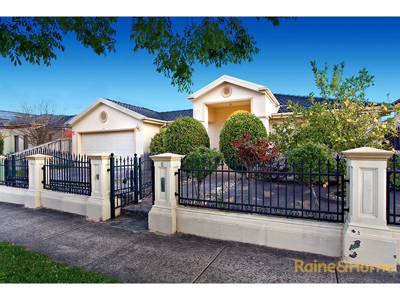 11 Tenterfield Drive, Narre Warren South VIC 3805