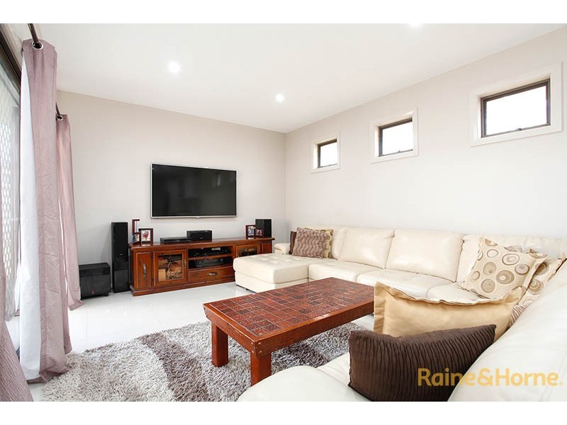 52 Linden Tree Way, Cranbourne North VIC 3977