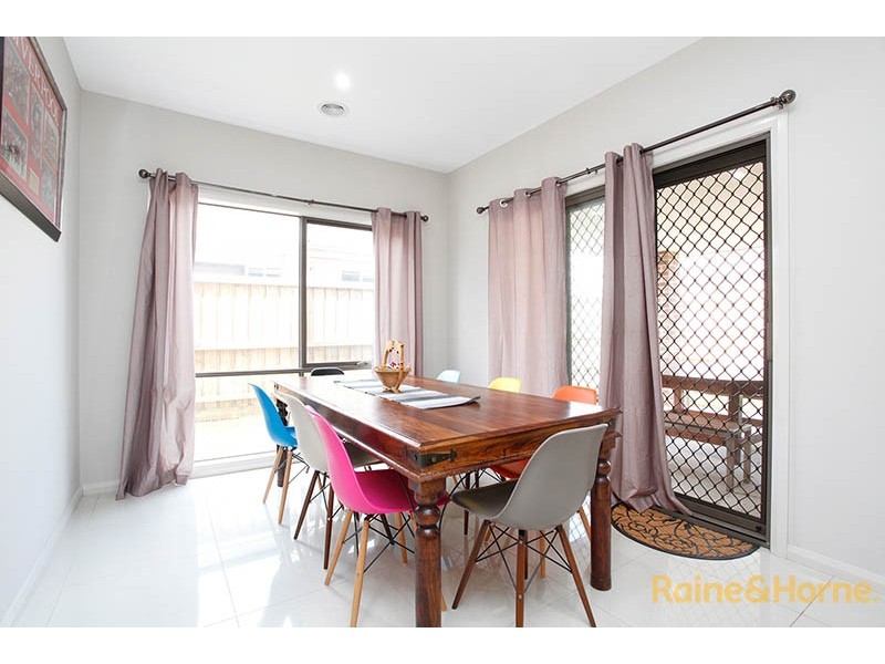 52 Linden Tree Way, Cranbourne North VIC 3977