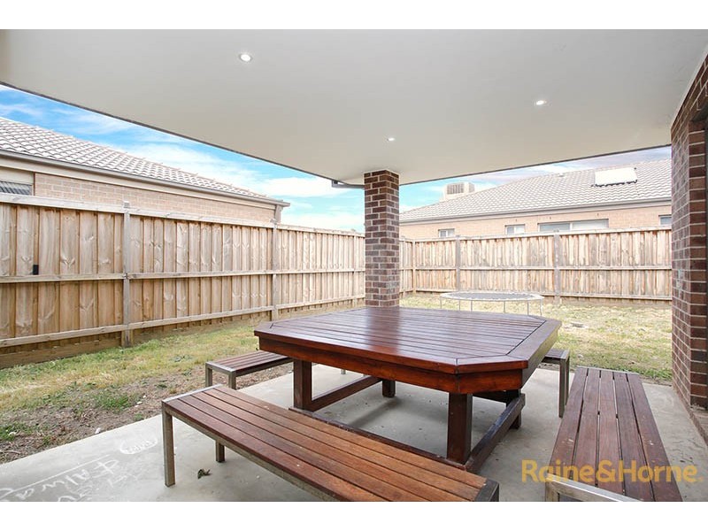 52 Linden Tree Way, Cranbourne North VIC 3977