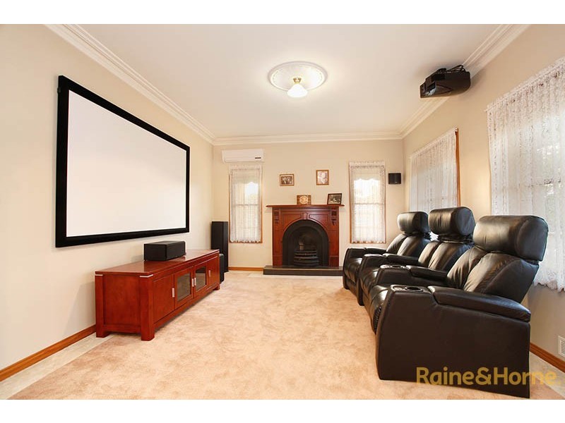 10 Peppertree Avenue, Narre Warren South VIC 3805