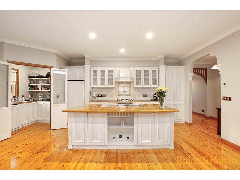 10 Peppertree Avenue, Narre Warren South VIC 3805