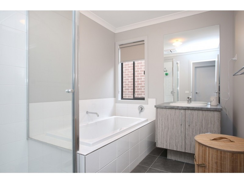 31 Fieldstone Avenue, Cranbourne North VIC 3977
