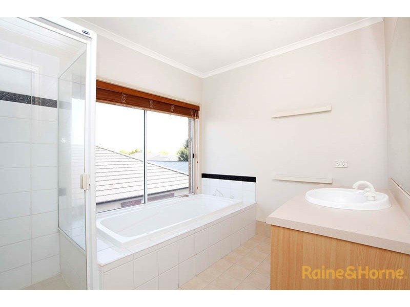 10 Kenton Walk, Narre Warren South VIC 3805