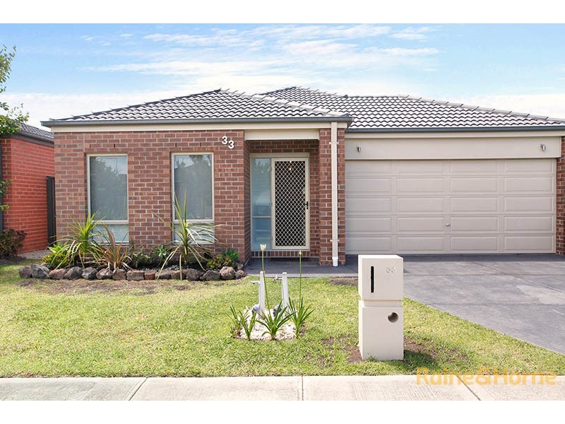 33 Kindred Avenue, Cranbourne North VIC 3977