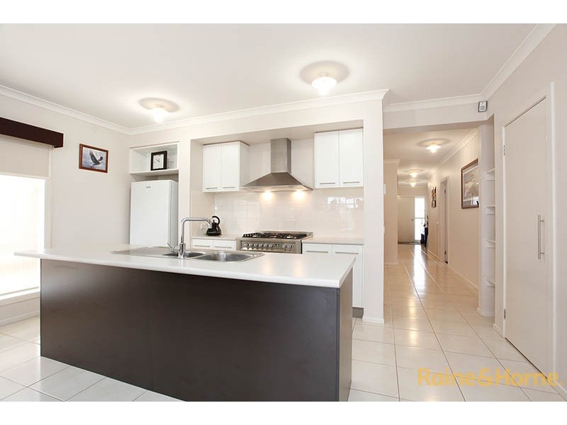 33 Kindred Avenue, Cranbourne North VIC 3977