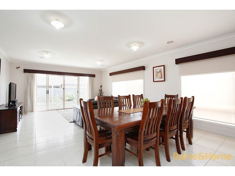 33 Kindred Avenue, Cranbourne North VIC 3977