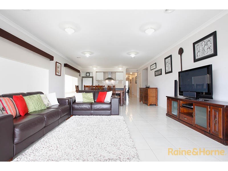 33 Kindred Avenue, Cranbourne North VIC 3977