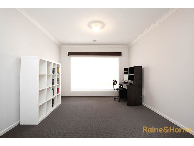 33 Kindred Avenue, Cranbourne North VIC 3977