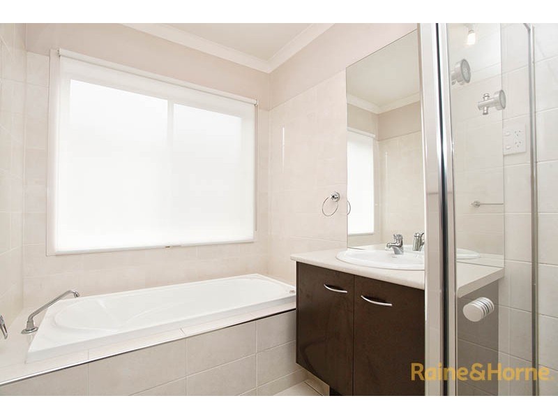 33 Kindred Avenue, Cranbourne North VIC 3977