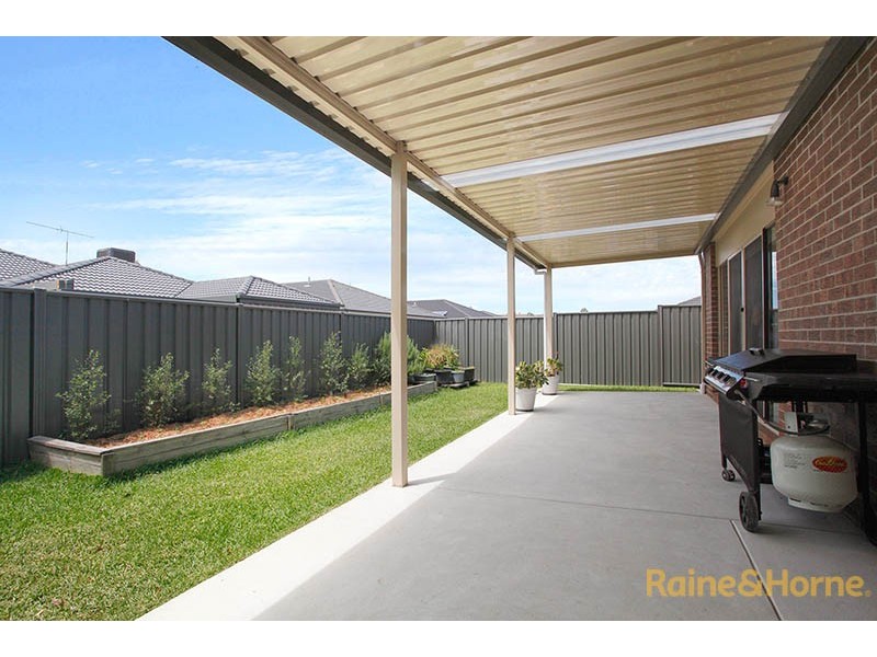 33 Kindred Avenue, Cranbourne North VIC 3977