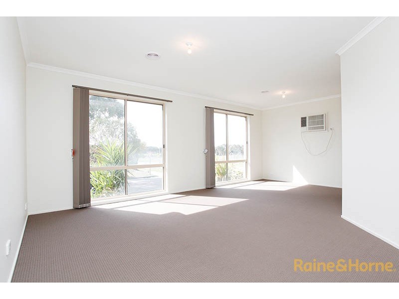68 Amberly Park Drive, Narre Warren South VIC 3805