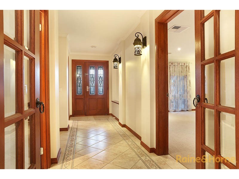 10 Pendle Close, Narre Warren South VIC 3805