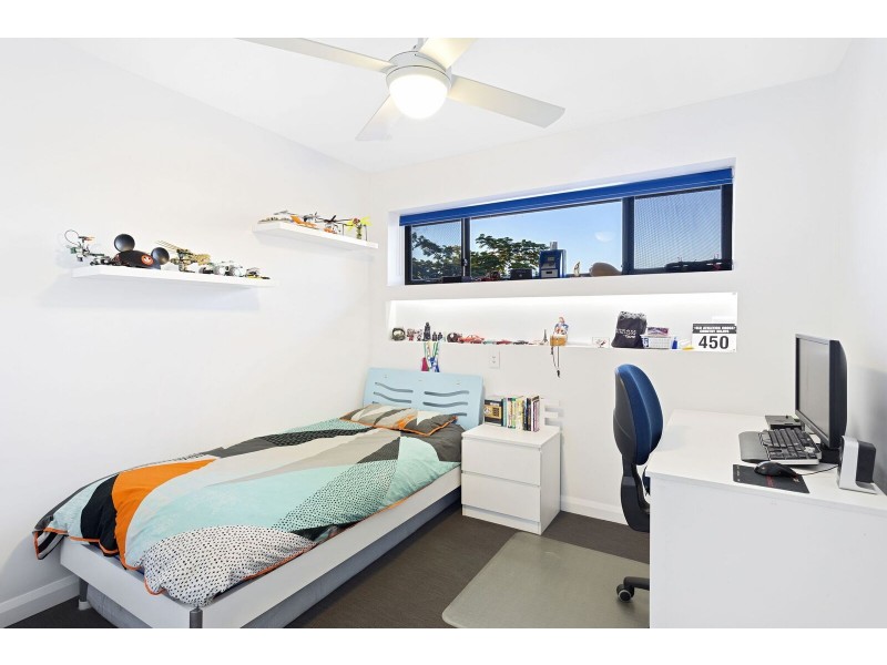 17 MONTEREY KEYS DRIVE, Helensvale QLD 4212