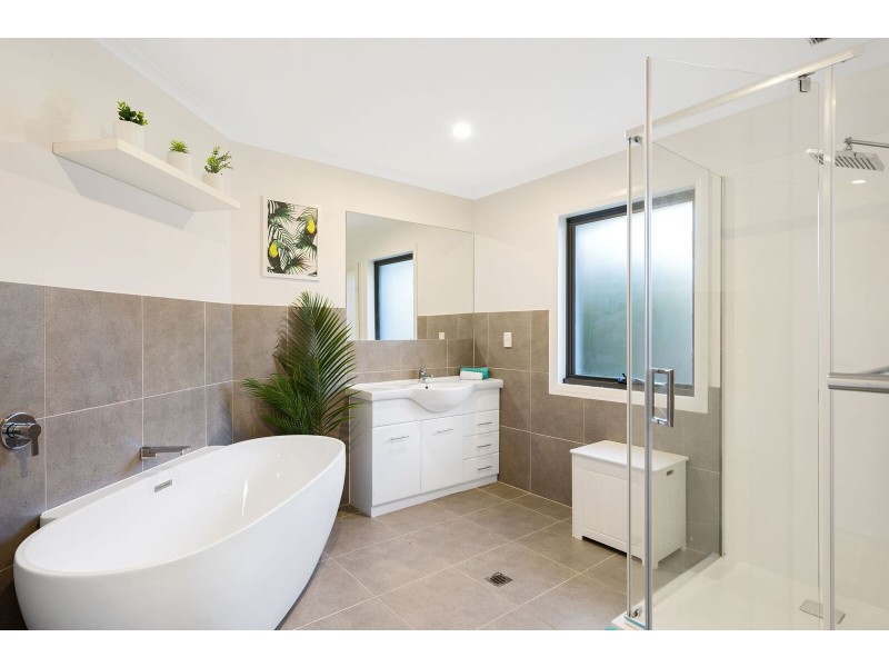 17 MONTEREY KEYS DRIVE, Helensvale QLD 4212