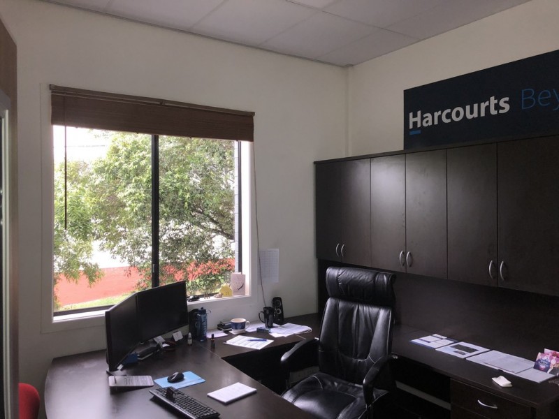 956 LOGAN RD, Holland Park West QLD 4121