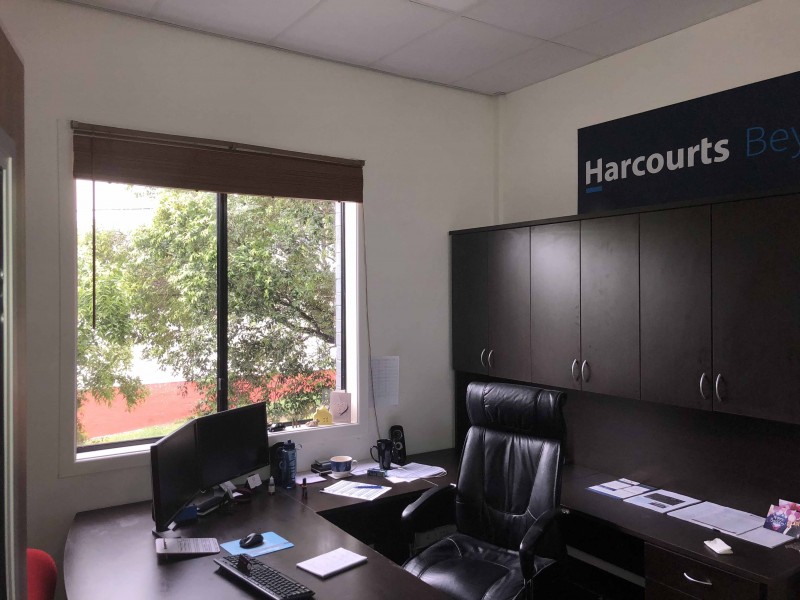 956 LOGAN RD, Holland Park West QLD 4121