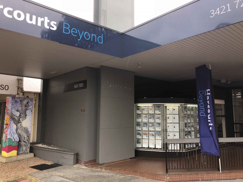 956 LOGAN RD, Holland Park West QLD 4121