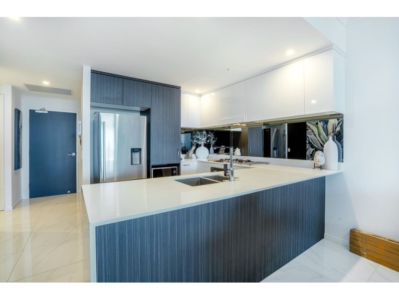 3704 / 5 HARBOURSIDE COURT, Biggera Waters QLD 4216