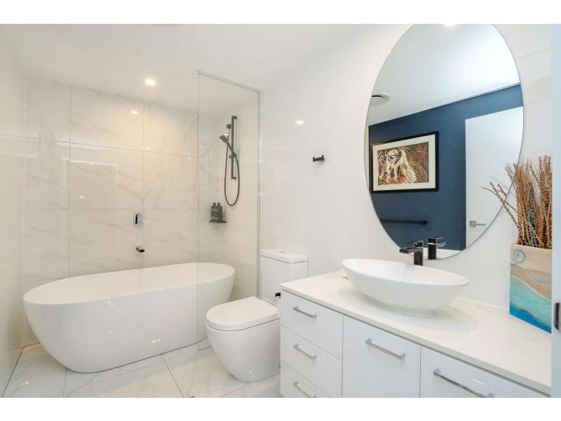 3704 / 5 HARBOURSIDE COURT, Biggera Waters QLD 4216