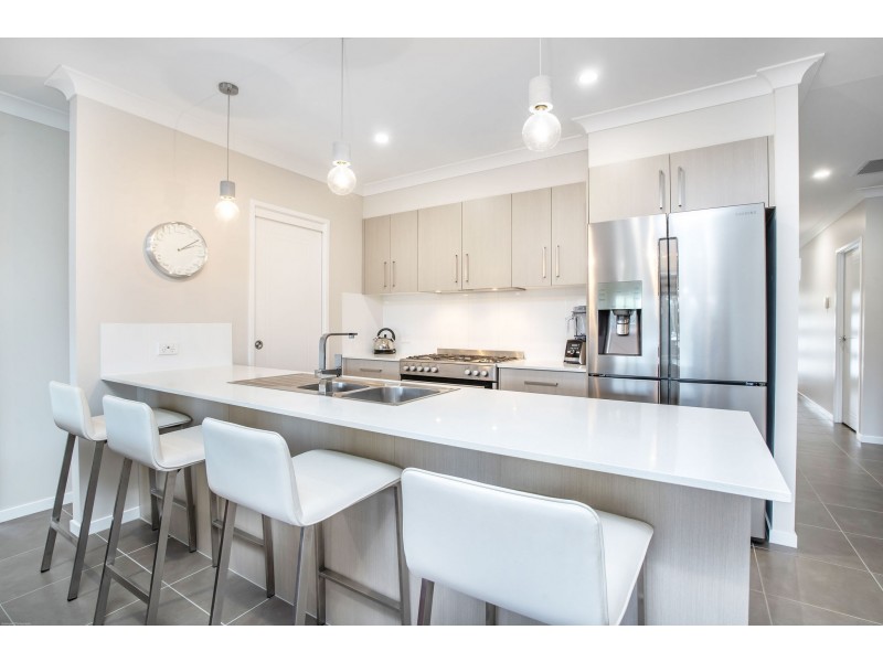 14 GREENCASTLE PARADE, Maudsland QLD 4210