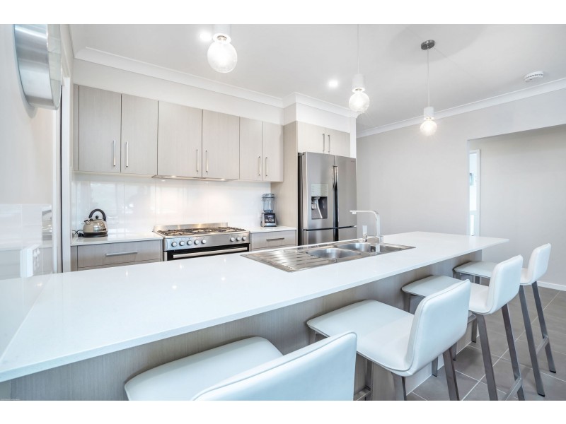 14 GREENCASTLE PARADE, Maudsland QLD 4210