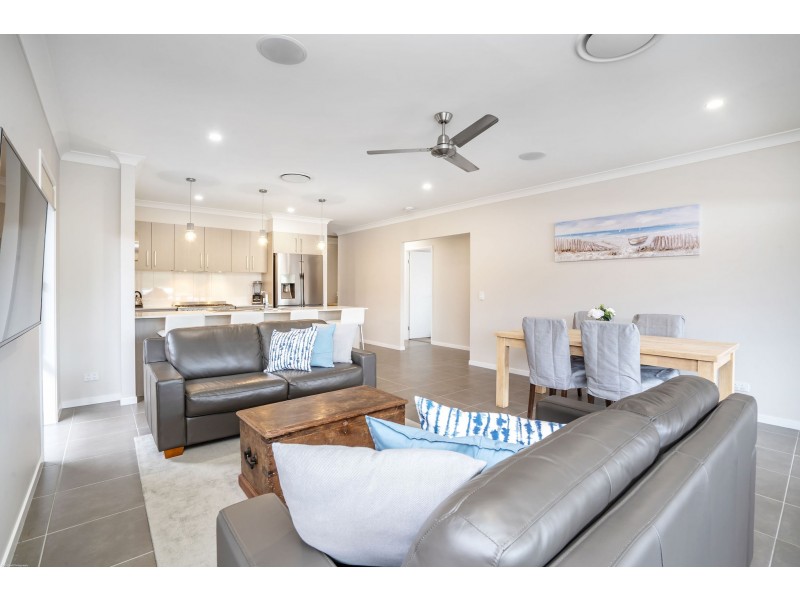 14 GREENCASTLE PARADE, Maudsland QLD 4210