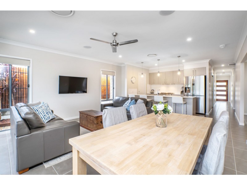 14 GREENCASTLE PARADE, Maudsland QLD 4210