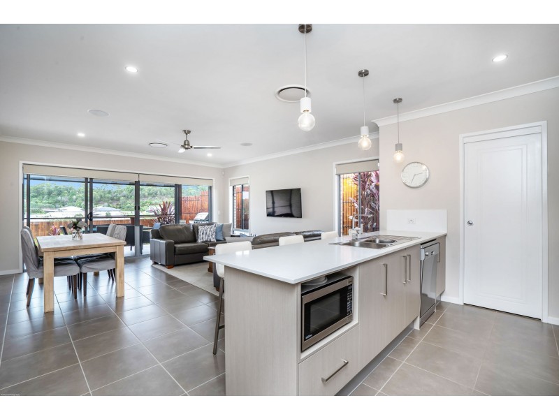 14 GREENCASTLE PARADE, Maudsland QLD 4210