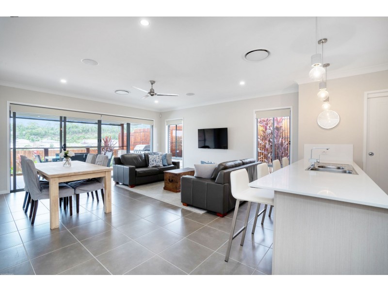 14 GREENCASTLE PARADE, Maudsland QLD 4210