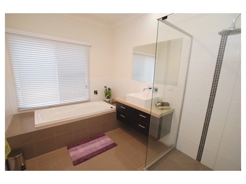 32 Rivergum Drive, Eatons Hill QLD 4037