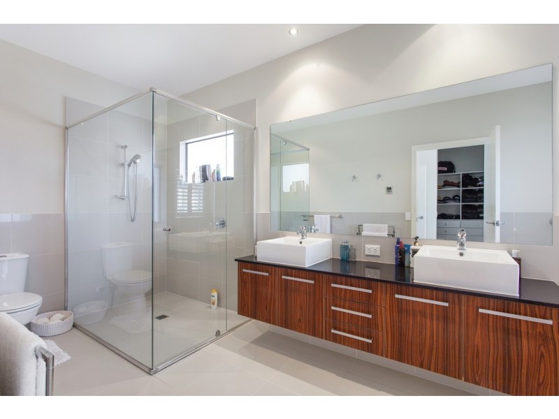 2241 GLENGALLON WAY, Hope Island QLD 4212