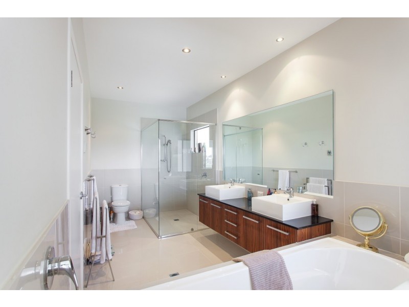 2241 GLENGALLON WAY, Hope Island QLD 4212