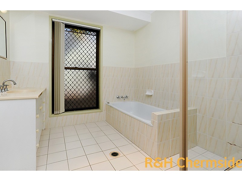 17 Ustinov Cres, Mcdowall QLD 4053